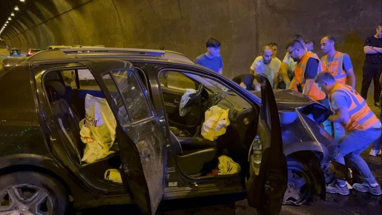 Kaza yaptı, ailesini yaralı görünce gözyaşlarını tutamadı