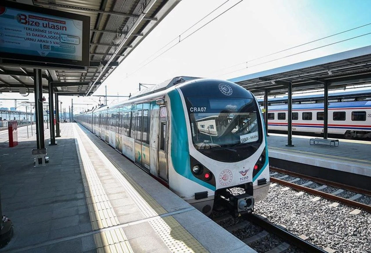Marmaray'da uzandığı görüntüsü gündeme oturmuştu! Tepki çeken şahıstan dava tehdidi - 1. Resim