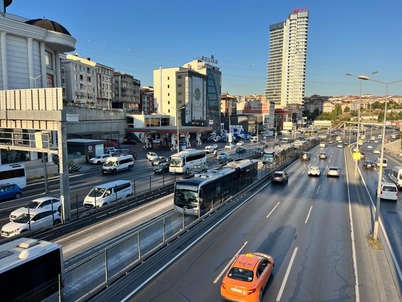 Metrobüsün iki tekerleği yerinden fırladı: Yolcular faciadan döndü - 1. Resim