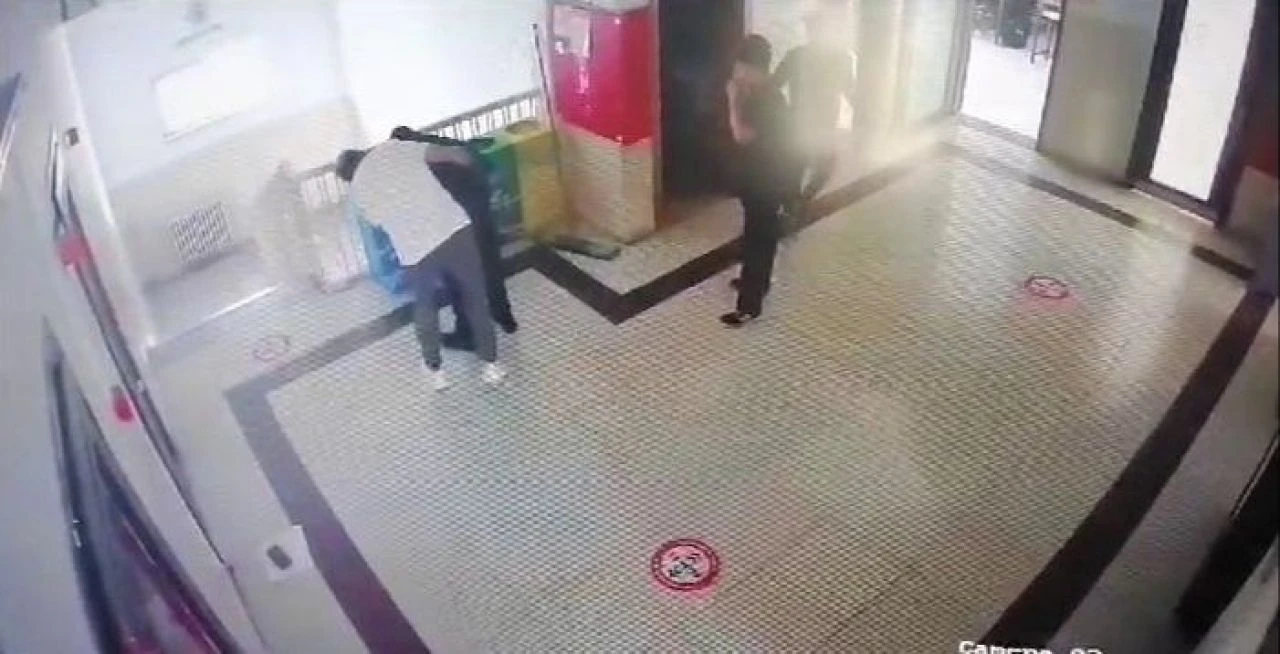 Öğretmenden hayat kurtaran heimlich manevrası! O anlar kamerada