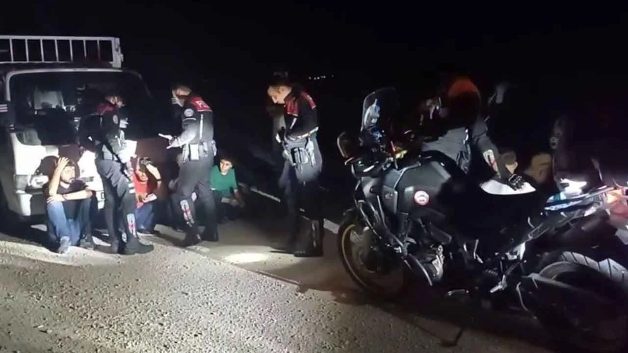 Polis şüphe ettiği kamyoneti durdurdu, içinden çıkanlar şoke etti - 2. Resim