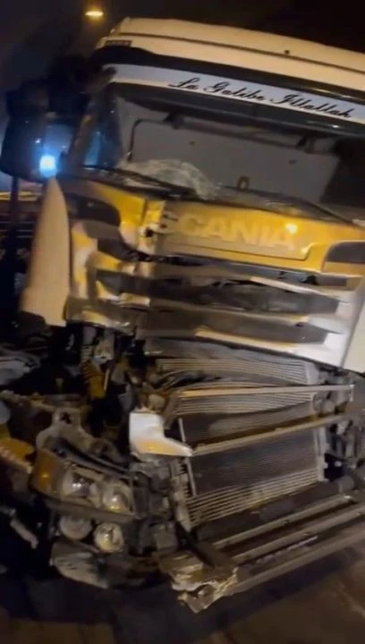 TEM'de 3 tır birbirine girdi, İstanbul yolu kilit! 11 kilometre kuyruk var - 1. Resim