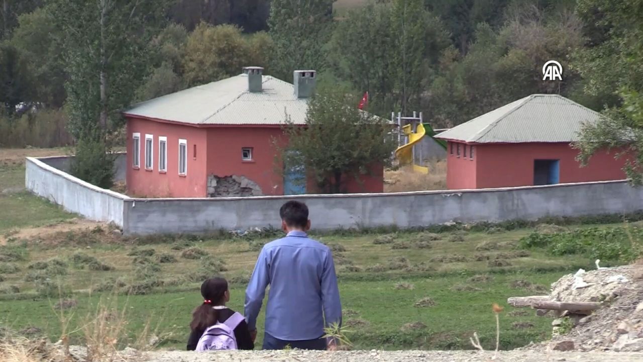 Van'da ilginç olay! Bu okulda sadece 1 öğrenci okuyor - 2. Resim