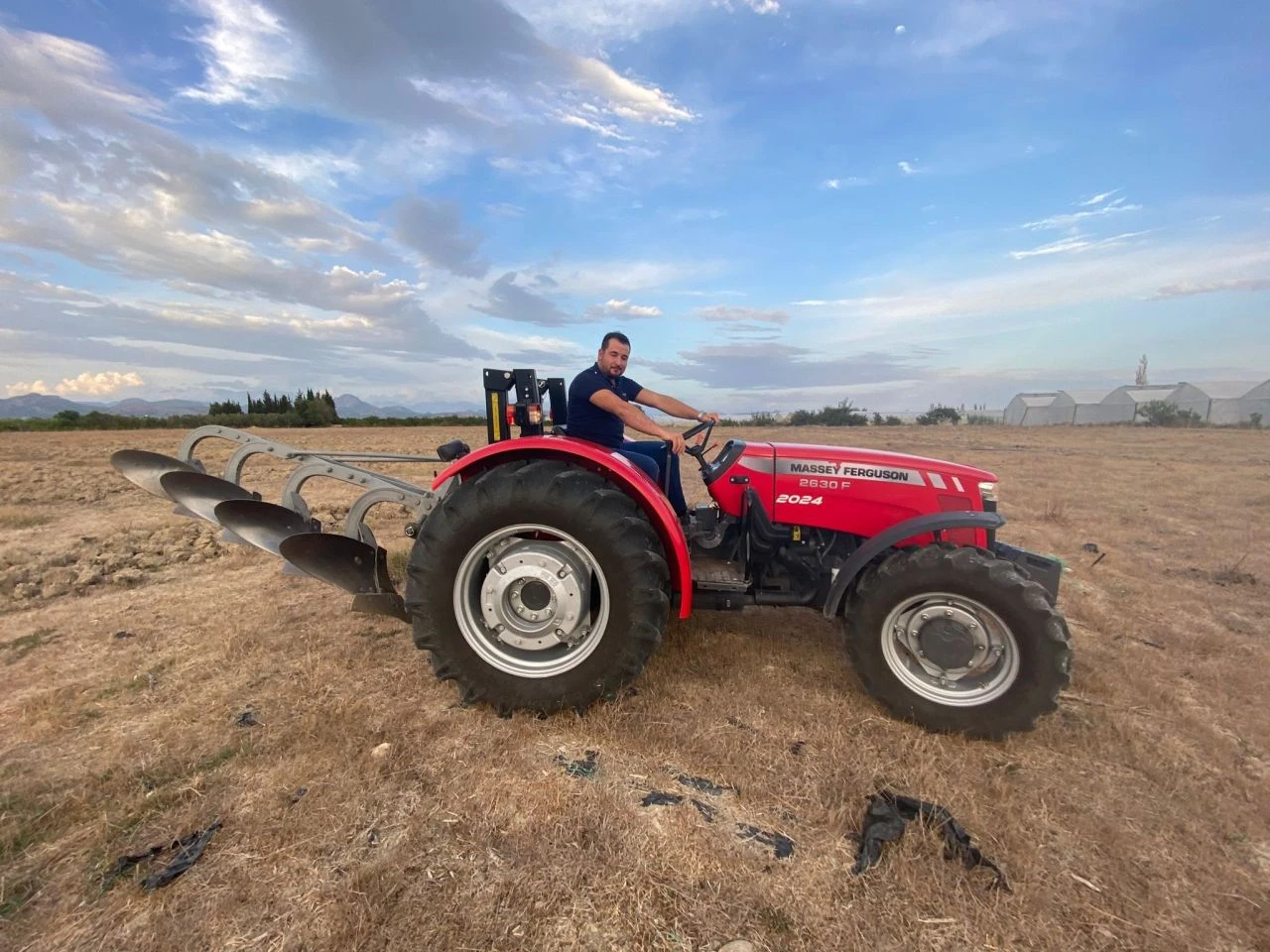 Funda Arar hayranlığı bunu da yaptırdı! Tarlaya traktörle ismini yazdı! - 4. Resim