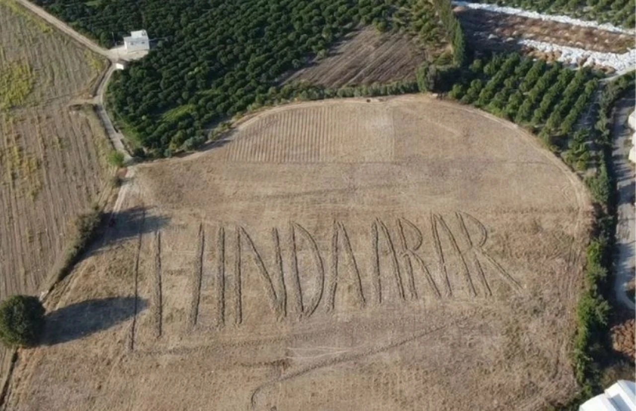 Funda Arar hayranlığı bunu da yaptırdı! Tarlaya traktörle ismini yazdı! - 1. Resim