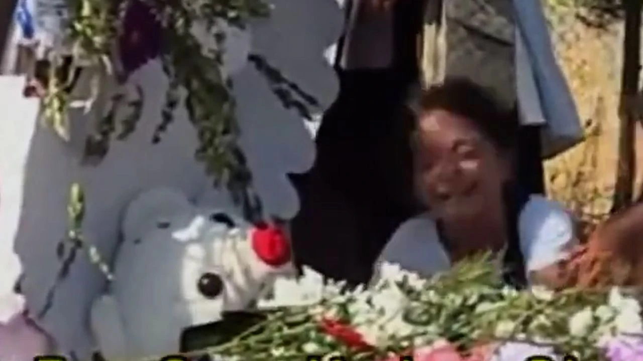 Narin'in mezarı başında hıçkırarak ağladı, küçük kızın sözleri yürek parçaladı! 'Sana kurban olayım Narin'