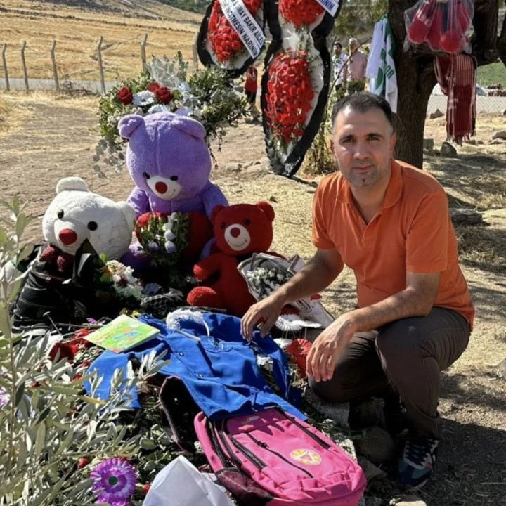 Narin'in mezarında gündem olan görüntü! Gelinlikleri kaldırıp okul önlüğü koydu - 2. Resim