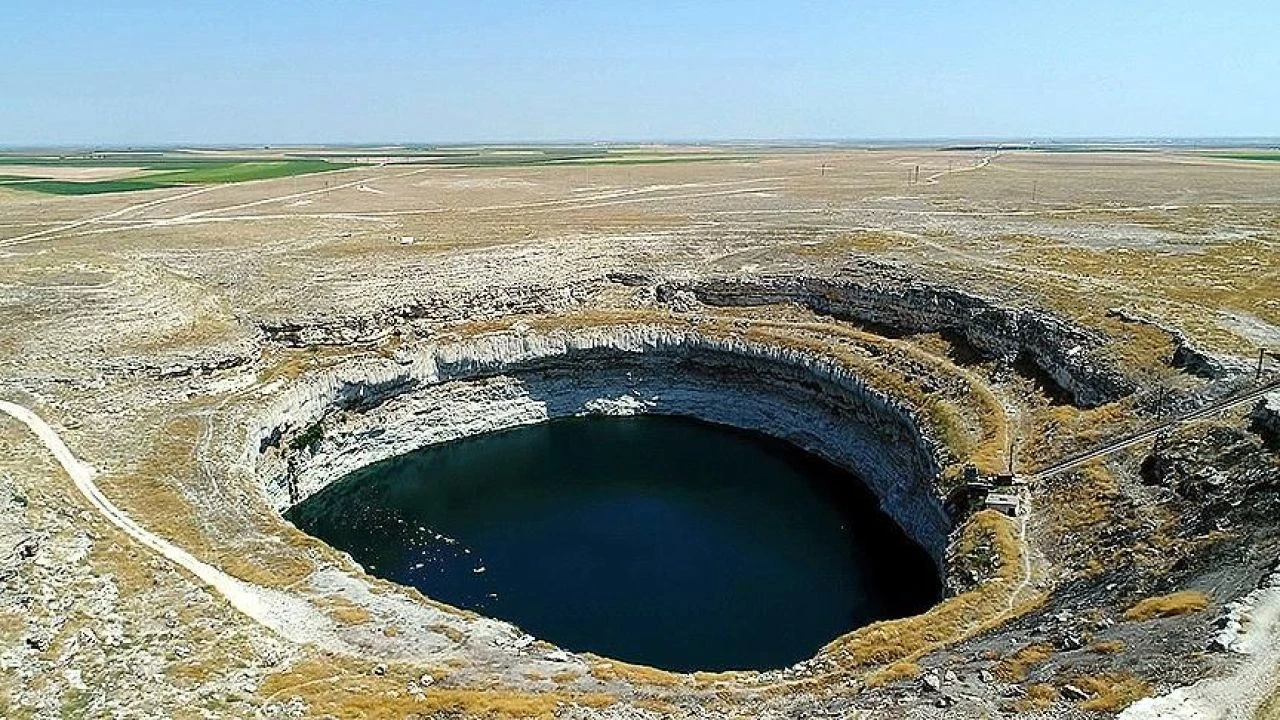 Obruklar yeraltı mağaralarının oluşması sonucu ortaya çıkıyor - 1. Resim