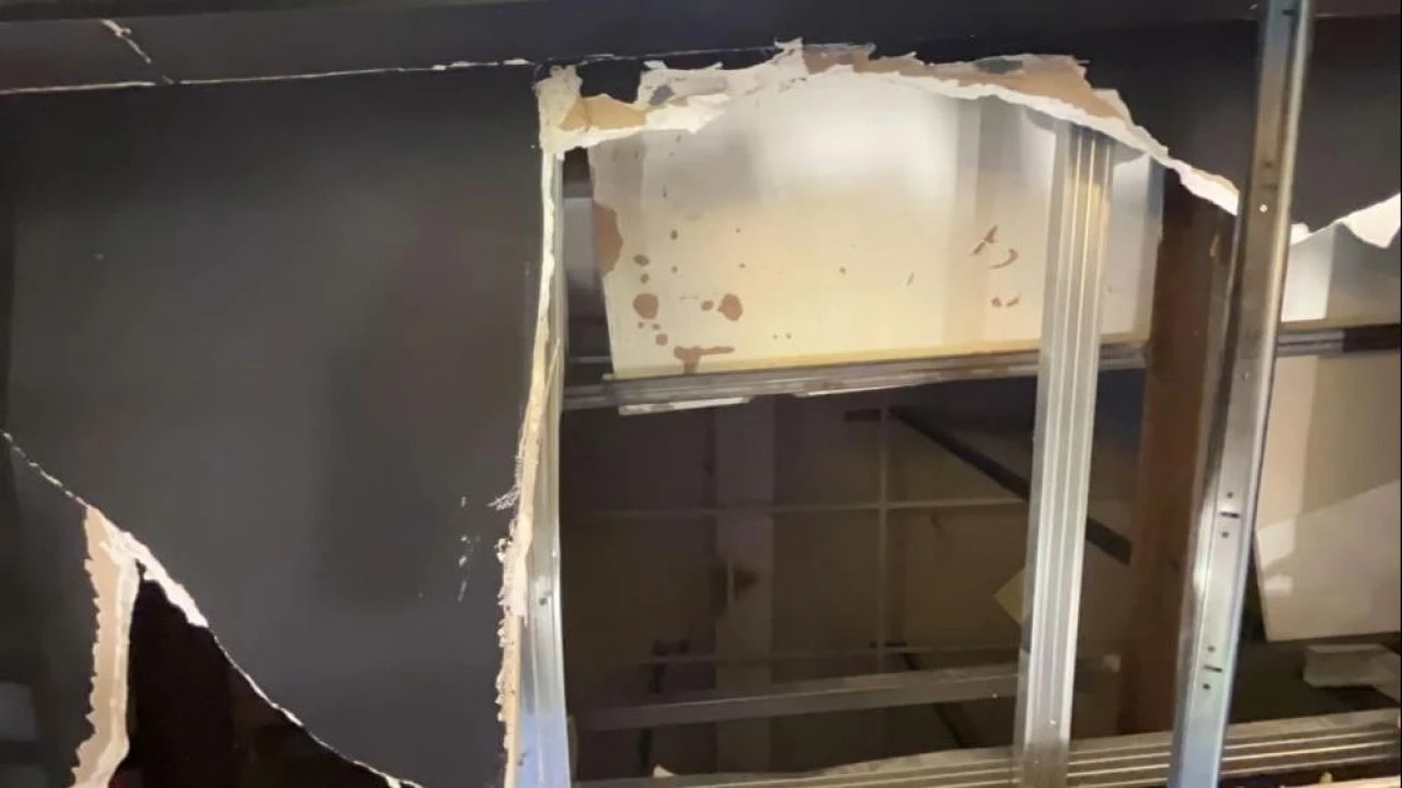 Ölümle burun buruna! Bastığı yer çöktü tavanda asılı kaldı: İşte o anlar! - 1. Resim