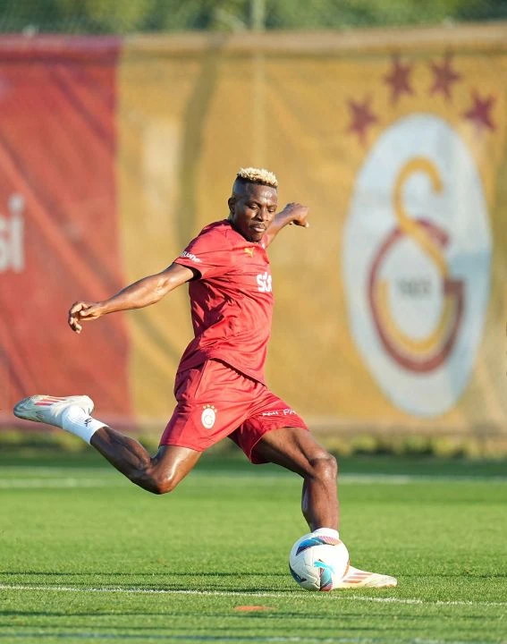 Victor Osimhen, Galatasaray'da ilk antrenmanına çıktı