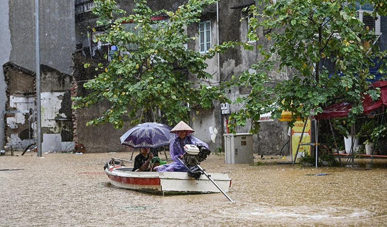 Vietnam'ı vuran Yagi Tayfunu'nda bilanço ağırlaşıyor: Yüzlerce ölü ve yaralı var - 1. Resim
