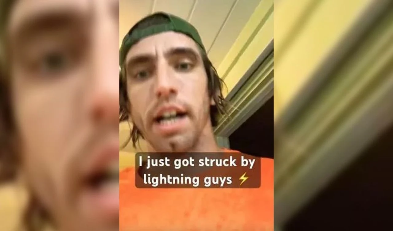 Yıldırım önce ağacı patlattı sonra evine çarptı! Şok edici anları internette paylaştı