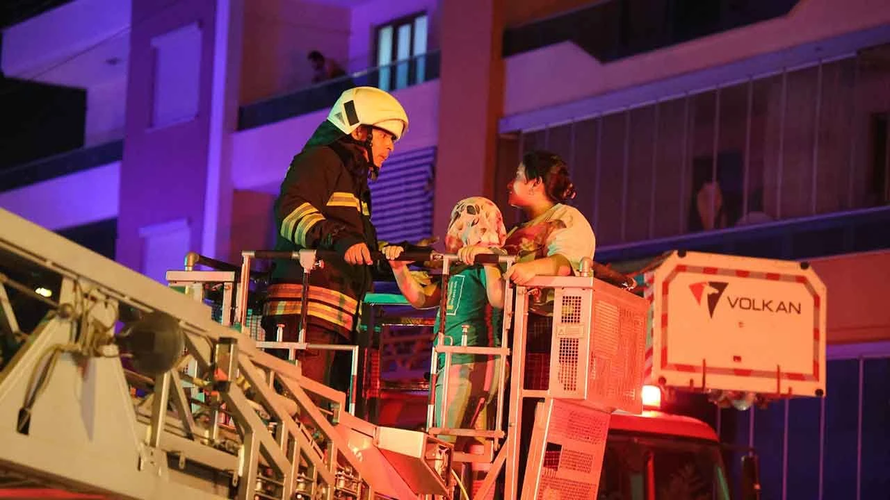 5 katlı binada yangın! 2’si çocuk 6 kişi hastanelik oldu - 1. Resim