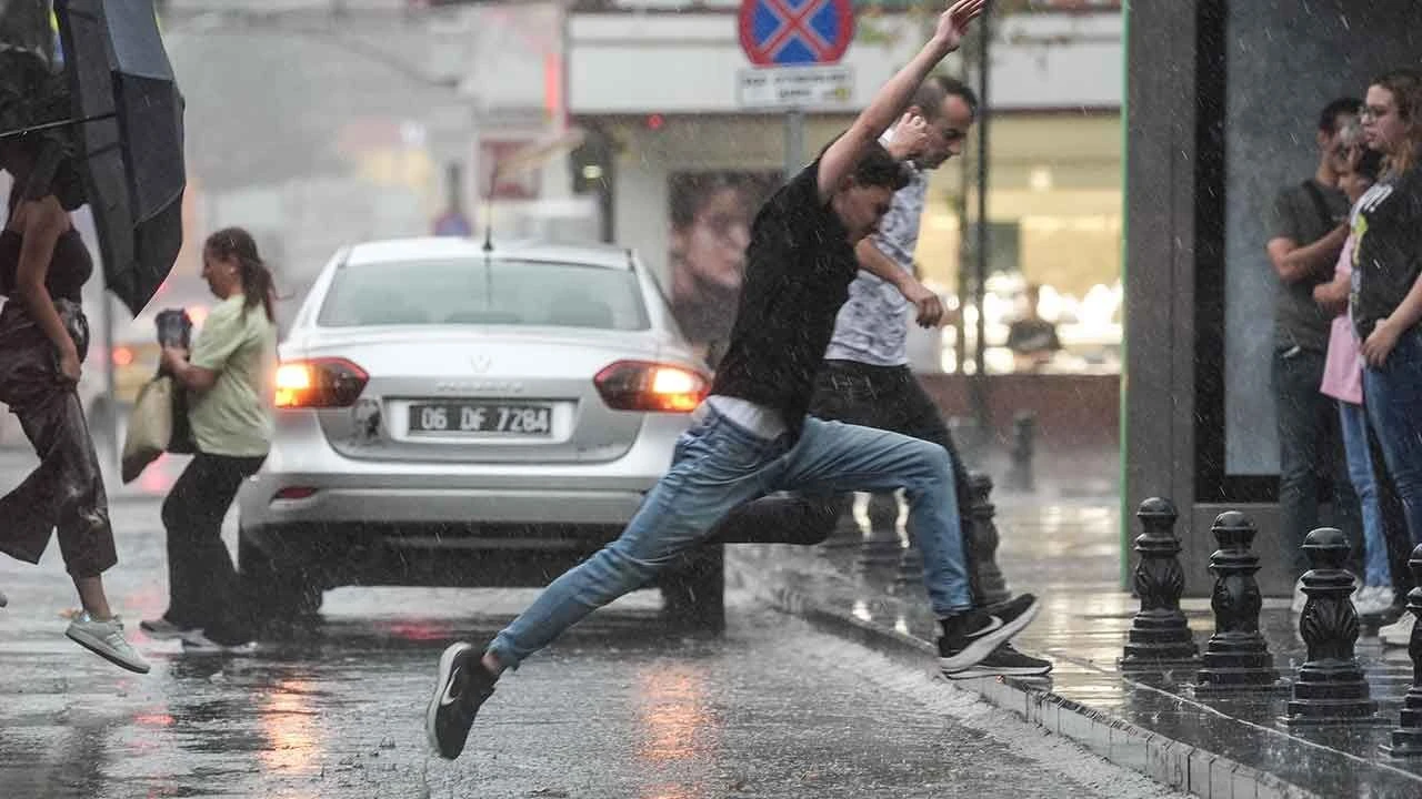 AKOM'dan gök gürültülü sağanak uyarısı! İstanbul Balkanlar'dan gelen yağışa teslim olacak - 1. Resim