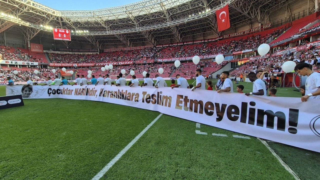 Galatasaray tribünlerinden 'Narin' mesaj: Bir çocuk sadece saklambaç oynarken kaybolmalı
