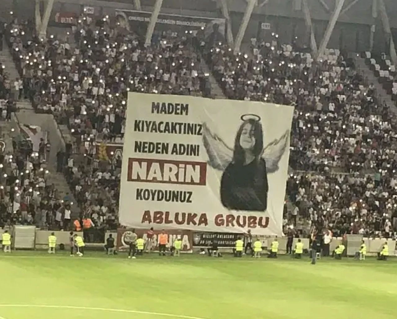 Galatasaray tribünlerinden 'Narin' mesaj: Bir çocuk sadece saklambaç oynarken kaybolmalı