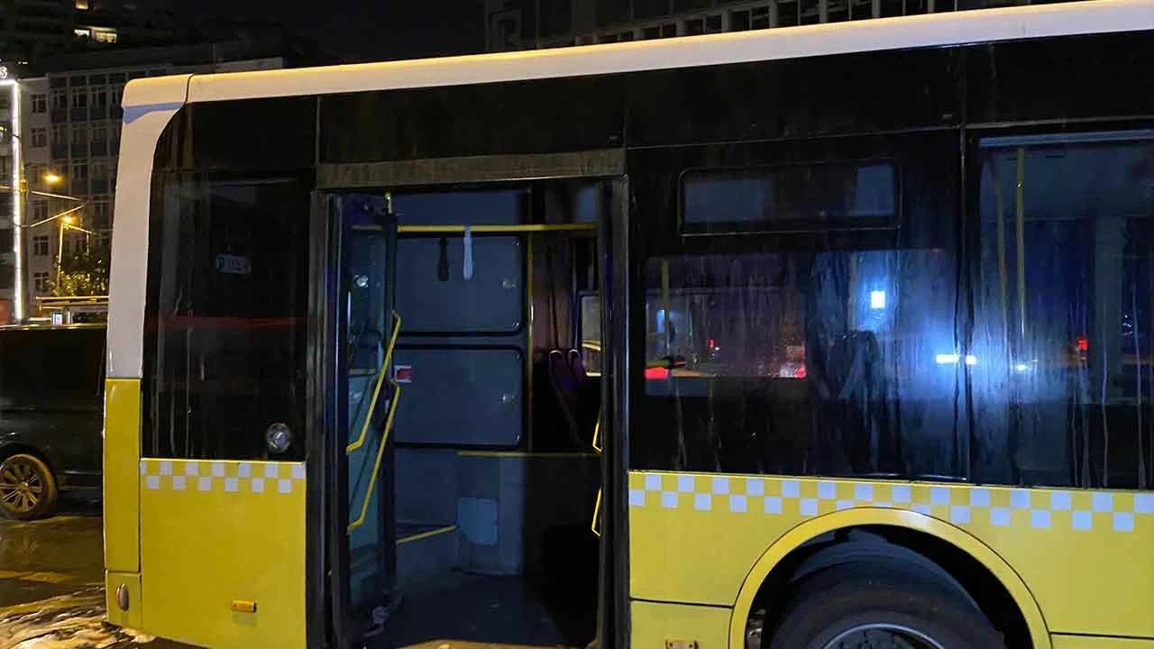 İETT otobüsünde korku dolu anlar! Bir anda dumanlar yükseldi - 1. Resim