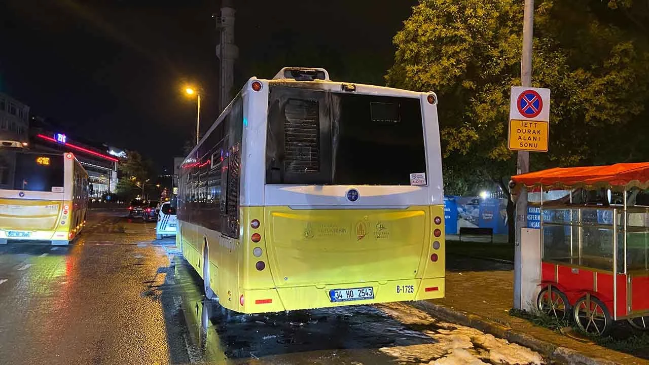 İETT otobüsünde korku dolu anlar! Bir anda dumanlar yükseldi - 2. Resim