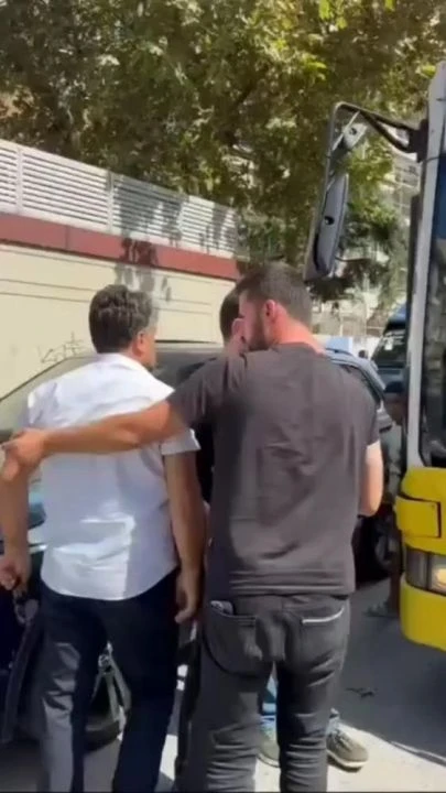 İETT şoförü otobüsü diğer sürücülerin üzerine sürdü! Kavga anı kamerada