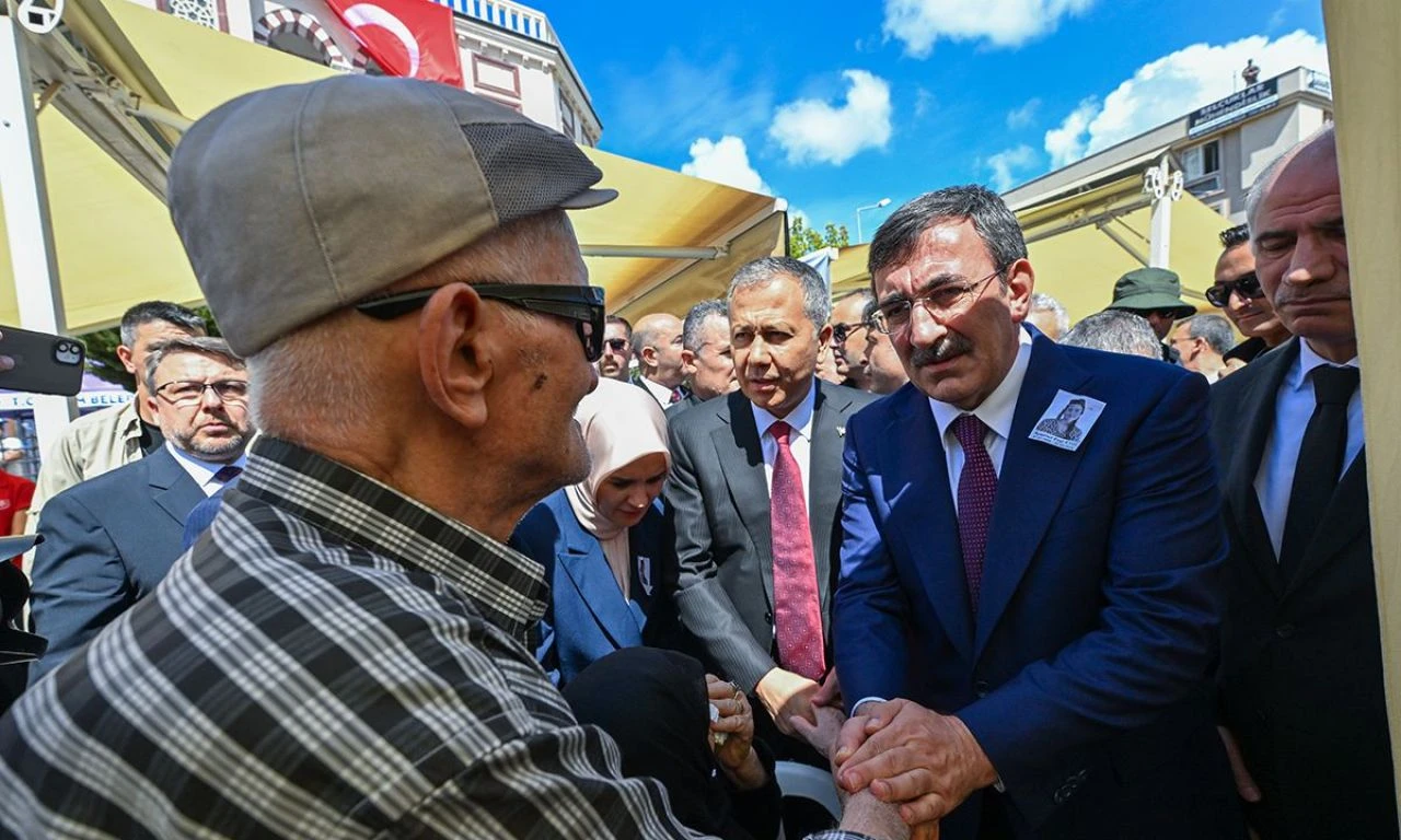 İsrail'in katlettiği Ayşenur Eygi, Didim'de toprağa veriliyor! Gözyaşları içinde uğurlanıyor - 2. Resim