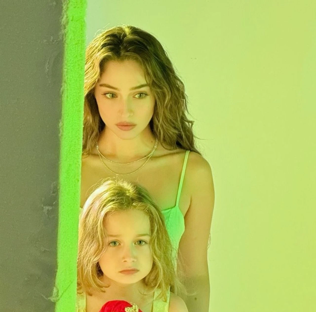 Leyla dizisinde Cemre Baysel’in küçüklüğünü Melisa Duru Ünal oynuyor - 2. Resim