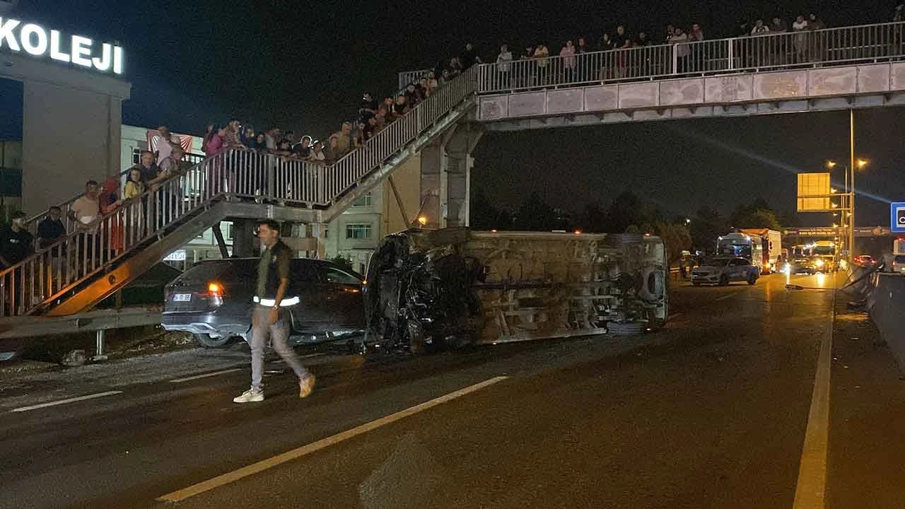 Otomobil ile çarpışan servis minibüsü devrildi: Çok sayıda yaralı var - 2. Resim