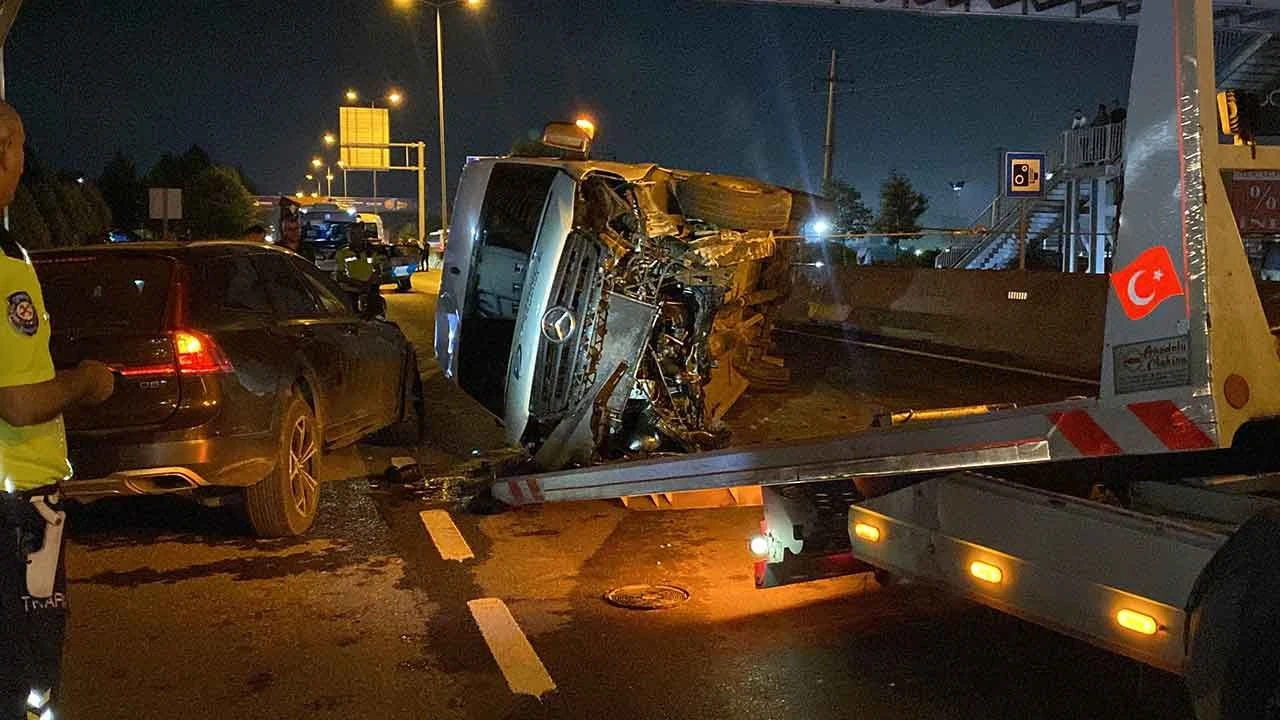 Otomobil ile çarpışan servis minibüsü devrildi: Çok sayıda yaralı var - 1. Resim