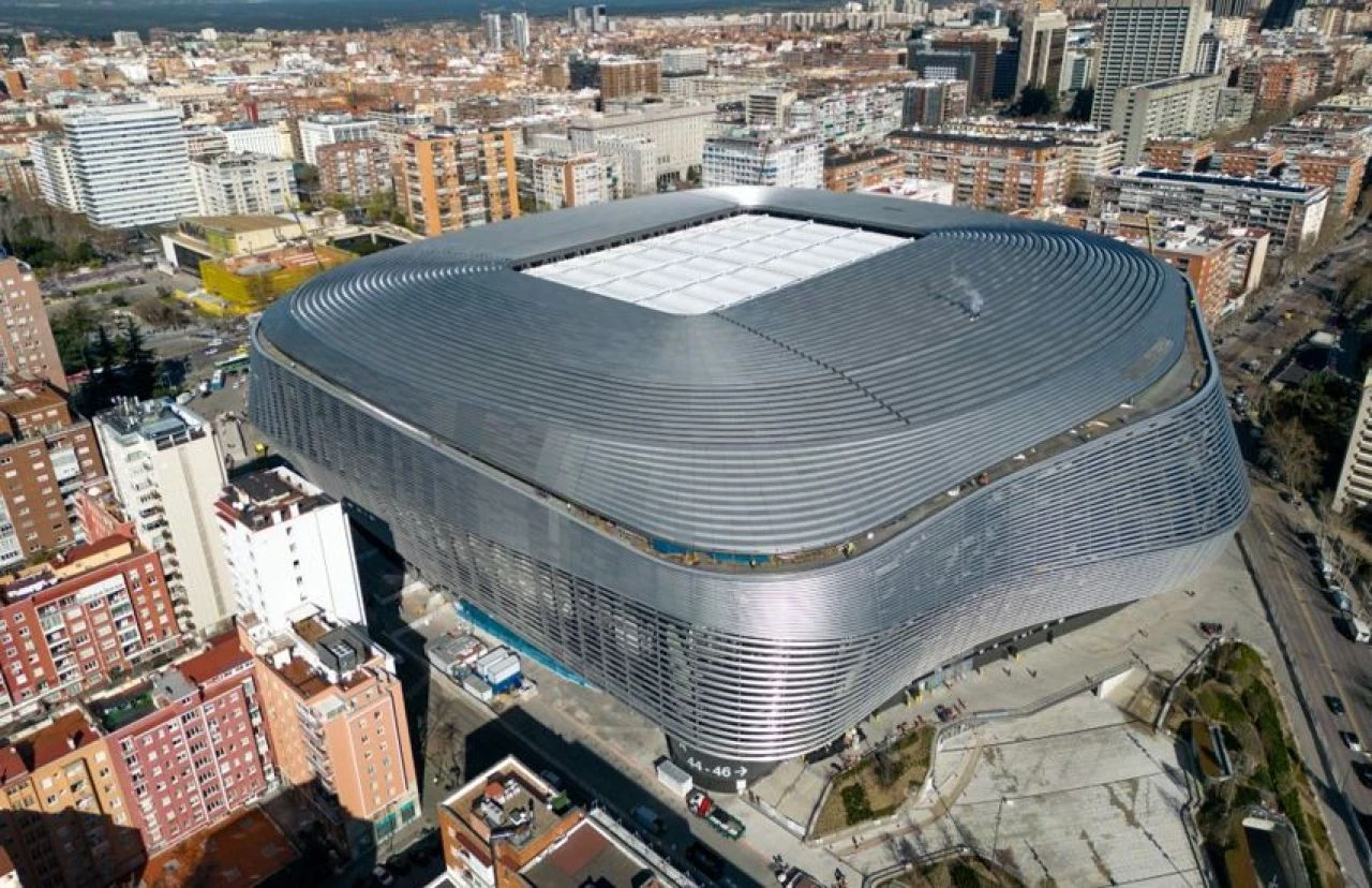 Real Madrid'in başı komşularıyla derde girdi: Belediyeye şikayet ettiler!