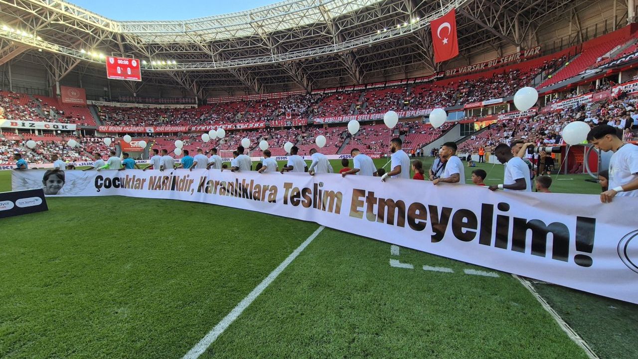 Samsunspor-Konyaspor maçında Narin pankartı!