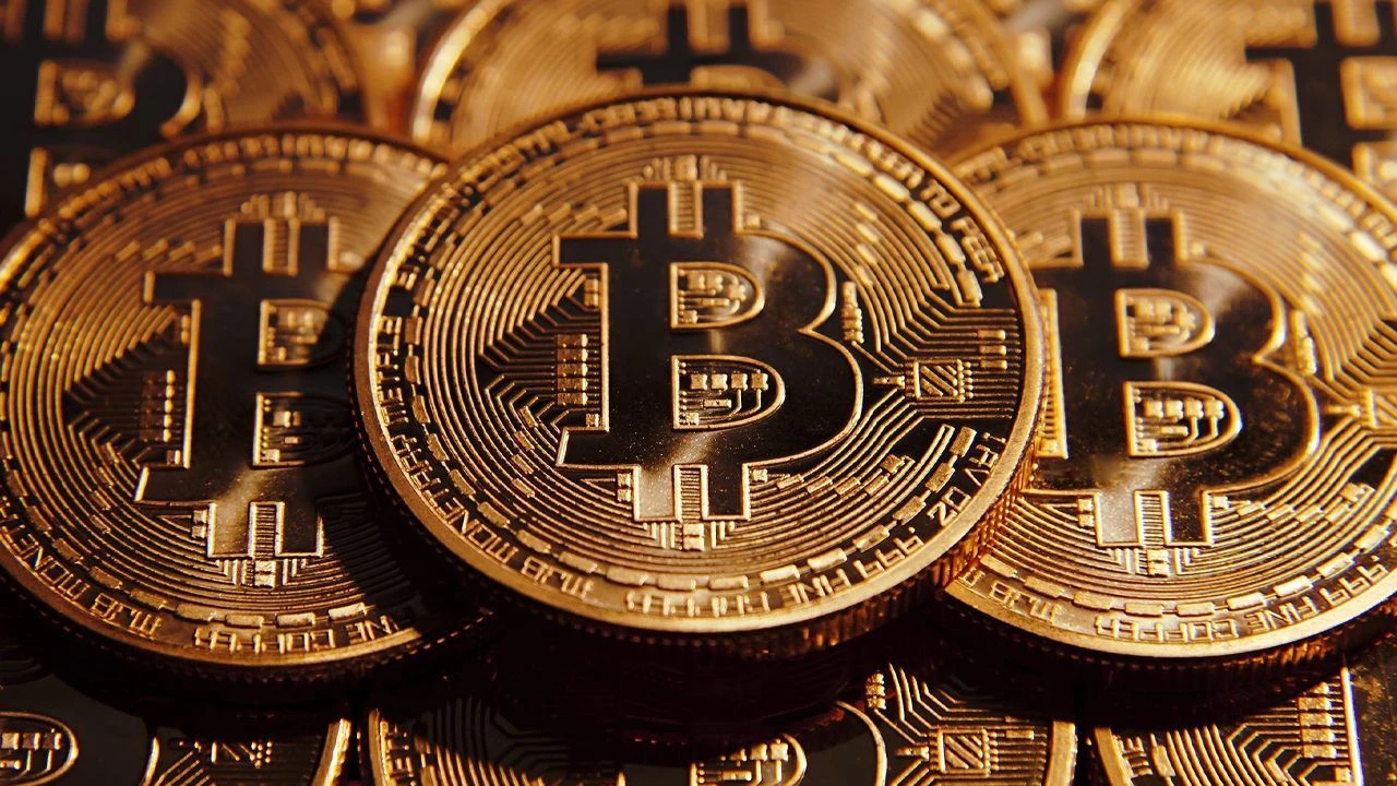 Bitcoin 3 aylık tarihi yükselişe hazırlanıyor! Analistlerin fiyat tahmini dudak uçuklattı