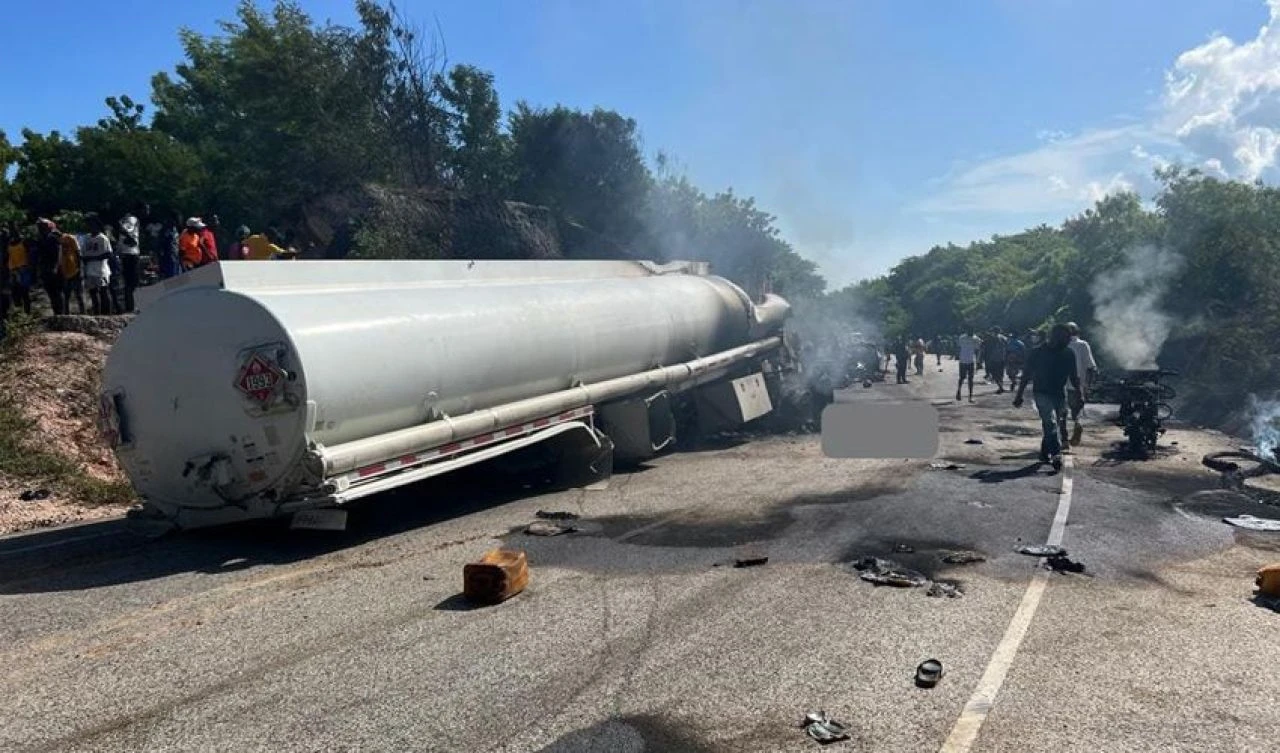 Haiti'de akaryakıt tankeri kazasında krizi fırsata çevirmek istediler! Yakıt toplamak için toplanan onlarca kişi havaya uçtu - 1. Resim