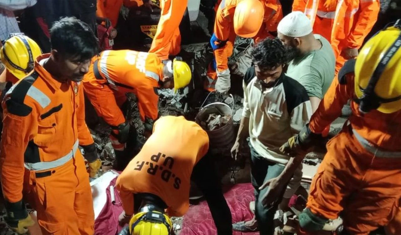 Hindistan'da üç katlı bina saniyeler içinde toz oldu: Çok sayıda ölü var