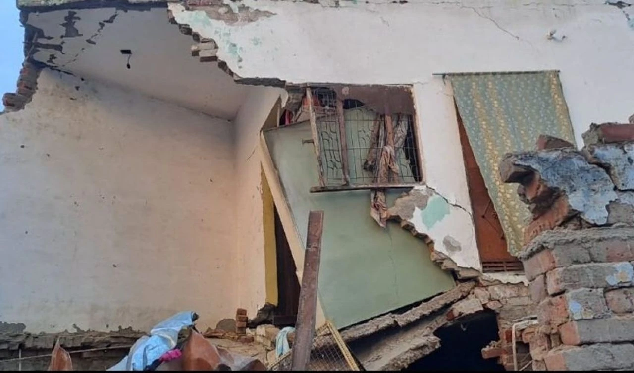 Hindistan'da üç katlı bina saniyeler içinde toz oldu: Çok sayıda ölü var