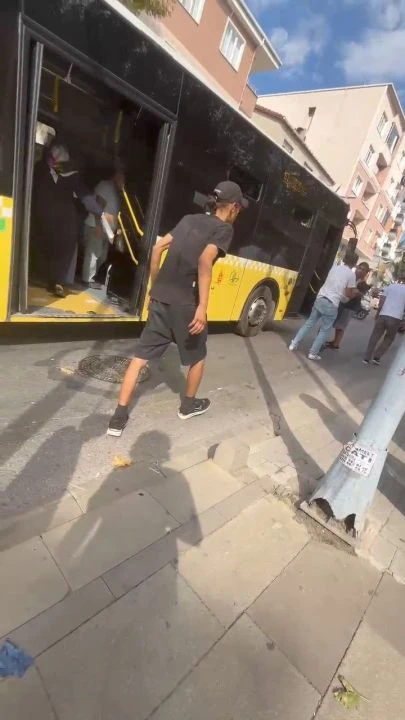 İETT otobüsü tehdit sonrası çıldırdı: Hadi delsene beni, simit bile yemedim