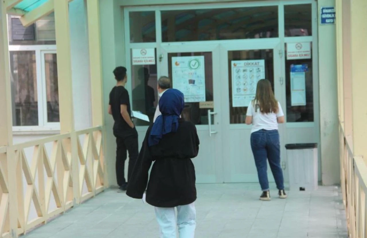 KPSS'de geç kalan aday manzaraları! Sınava giremeyen adayın bahanesi herkesi şaşırttı - 1. Resim