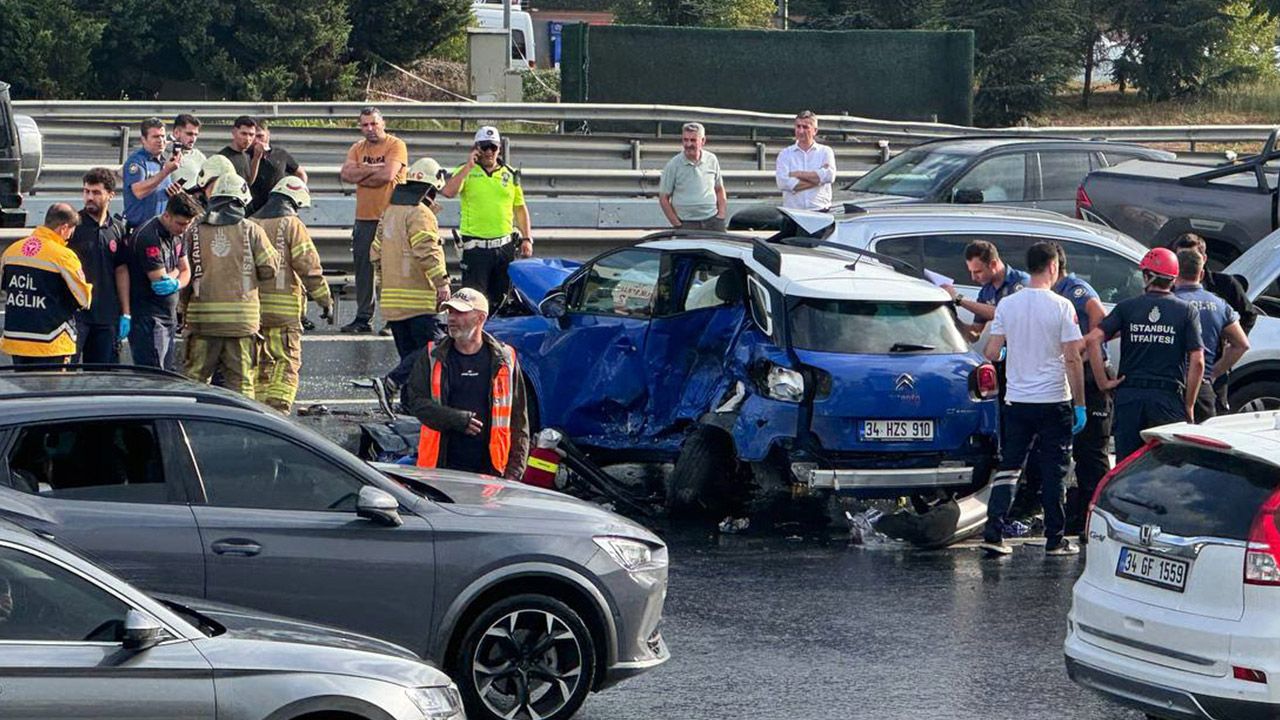 TEM Otoyolu'nda 6 araç kazaya karıştı, 3 şerit trafiğe kapatıldı: Ölü ve yaralılar var