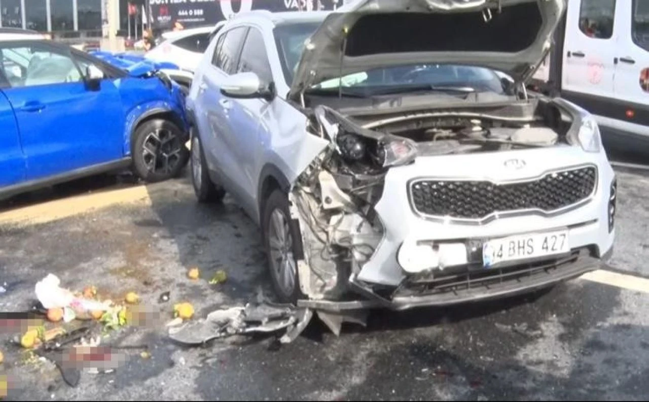 TEM Otoyolu'nda 6 araç kazaya karıştı, 3 şerit trafiğe kapatıldı: Ölü ve yaralılar var - 1. Resim