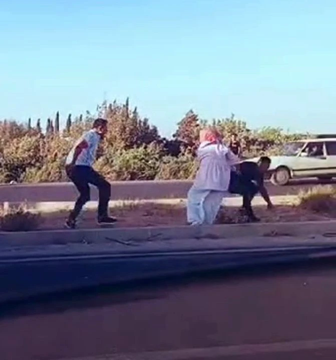 Trafikte gergin anlar! Otobüs şoförü bıçak çekti ve saldırdı - 1. Resim