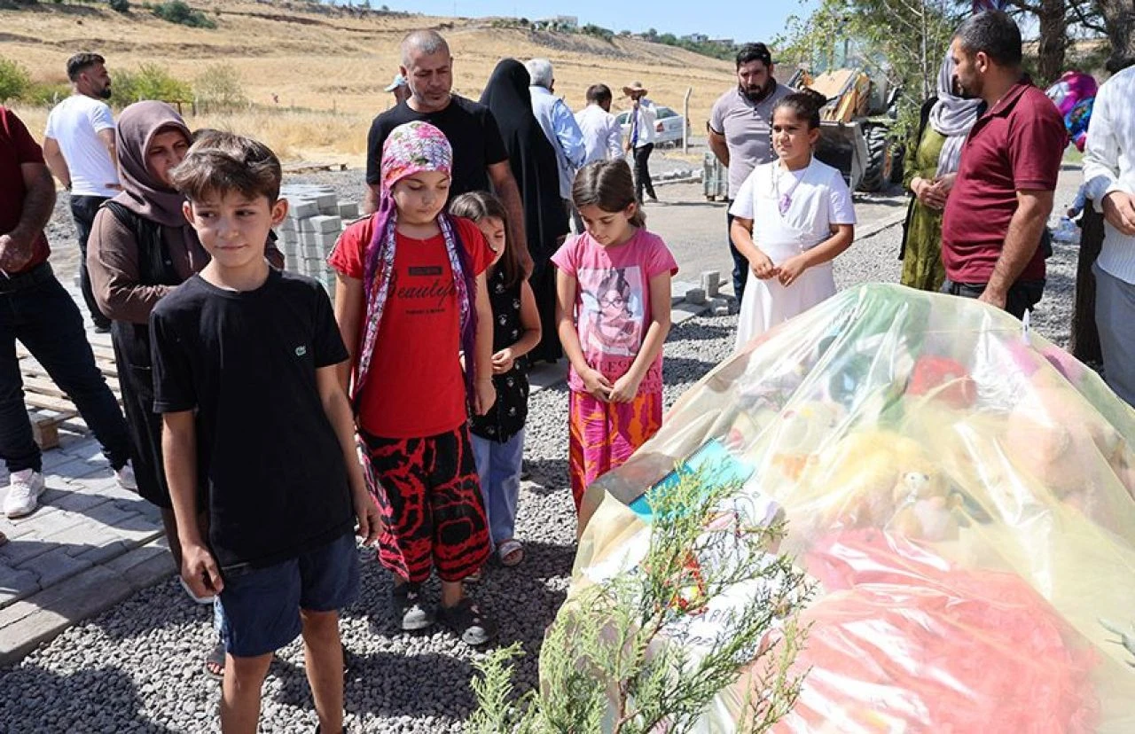 Türkiye'nin dört bir yanından gelip Narin için istediler: Şehitlik mezarlığına taşınsın! - 1. Resim