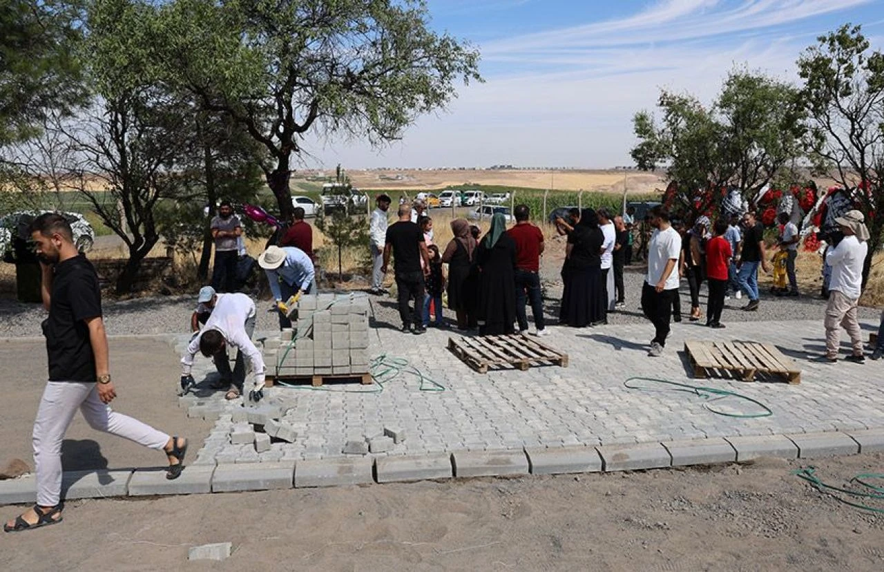 Türkiye'nin dört bir yanından gelip Narin için istediler: Şehitlik mezarlığına taşınsın! - 3. Resim
