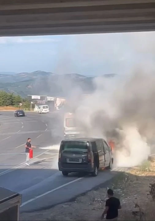 VIP minibüs alevlere teslim oldu - 1. Resim