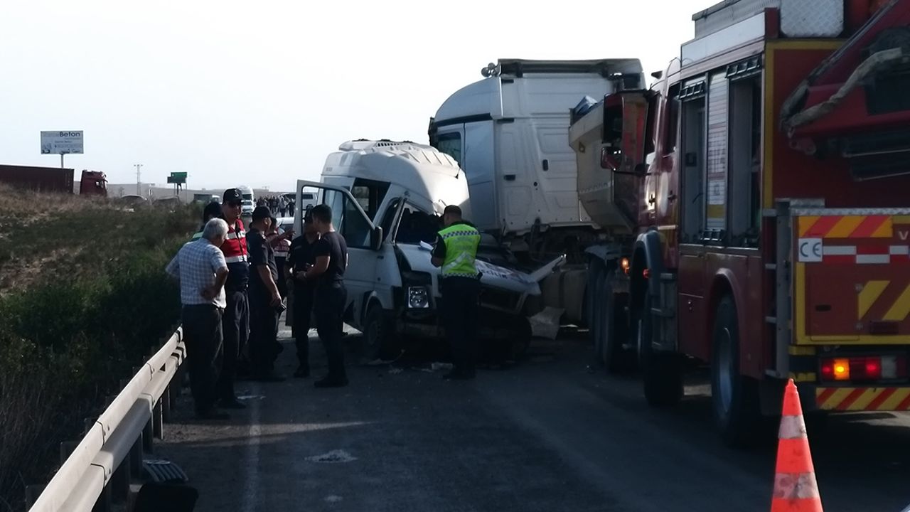 Adana'da feci kaza! Tır ile servis minibüsü çarpıştı: 4 ölü, 7 yaralı