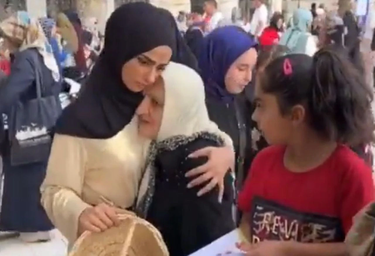 Çikolata dağıtan kadının hücum edip sepetini kırdılar! Eyüpsultan'da utandıran görüntü - 2. Resim