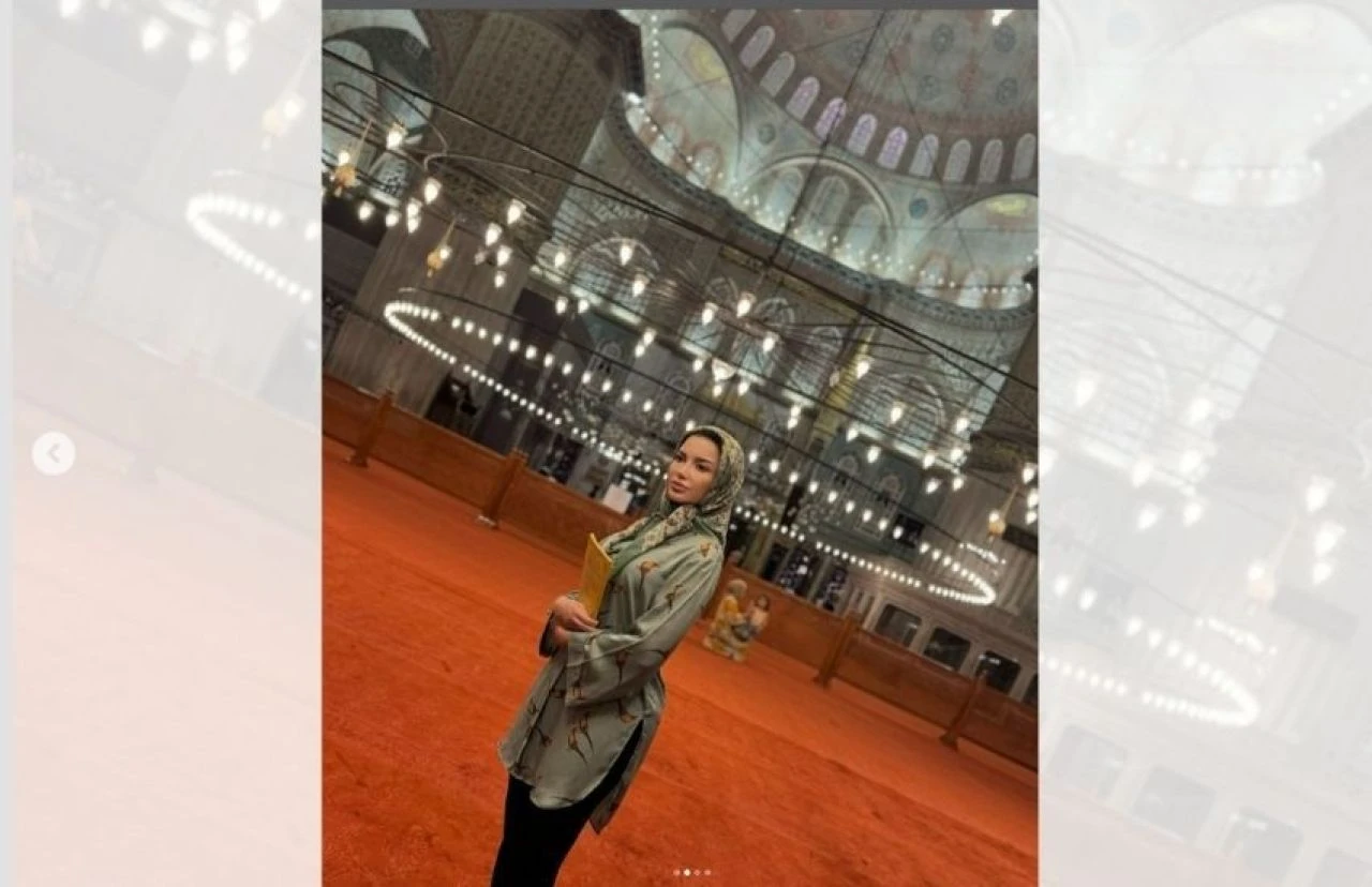 Esra Ezmeci kandilde camiye gidip poz verdi! Eleştiriler peş peşe geldi