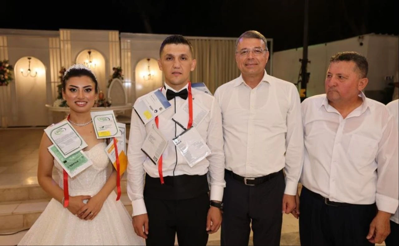 Gelin ve damat şoke oldu! Başkan beşi bir yerine öyle bir şey taktı ki...