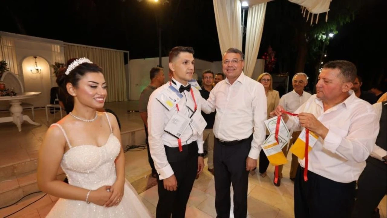 Gelin ve damat şoke oldu! Başkan beşi bir yerine öyle bir şey taktı ki...