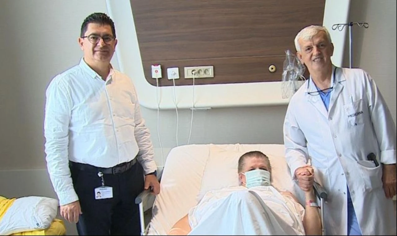 Göğsünden boynuna kadar uzandı, tam 7 kilo! Doktorlar tek seansta tümörü temizledi - 1. Resim