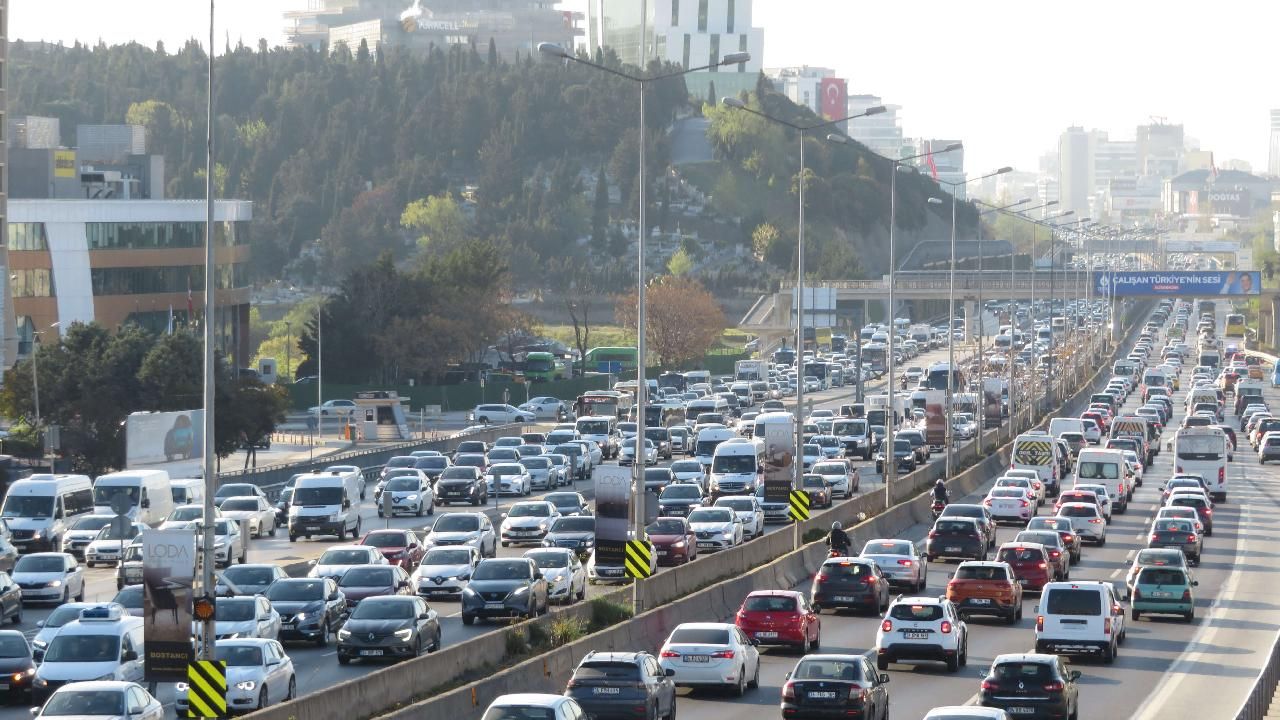 İstanbul'da haftanın ilk günü trafik kilit! Yoğunluk yüzde 70'i aştı