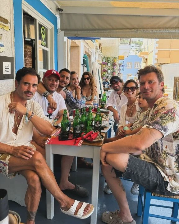 Kıvanç Tatlıtuğ ve ailesi ünlü arkadaşlarıyla tatilde: Kadro için 'Şampiyonlar Ligi' yorumları yapıldı