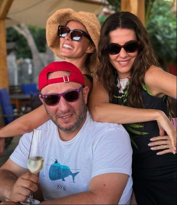 Kıvanç Tatlıtuğ ve ailesi ünlü arkadaşlarıyla tatilde: Kadro için 'Şampiyonlar Ligi' yorumları yapıldı